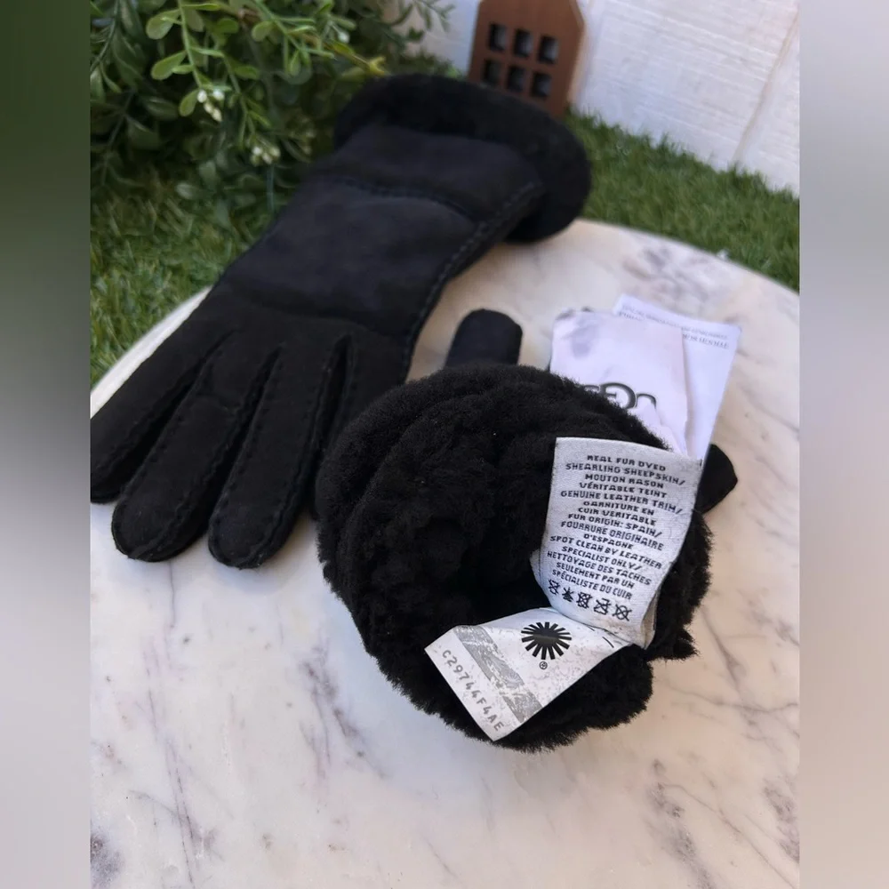 UGG Seamed Touchscreen Compatible Genuine Shearling Gloves black  $178 NEW